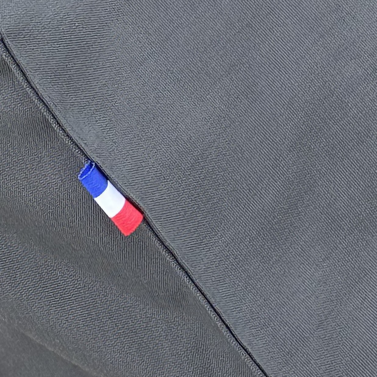 Zoom sur le drapeau français cousu sur le Nuage