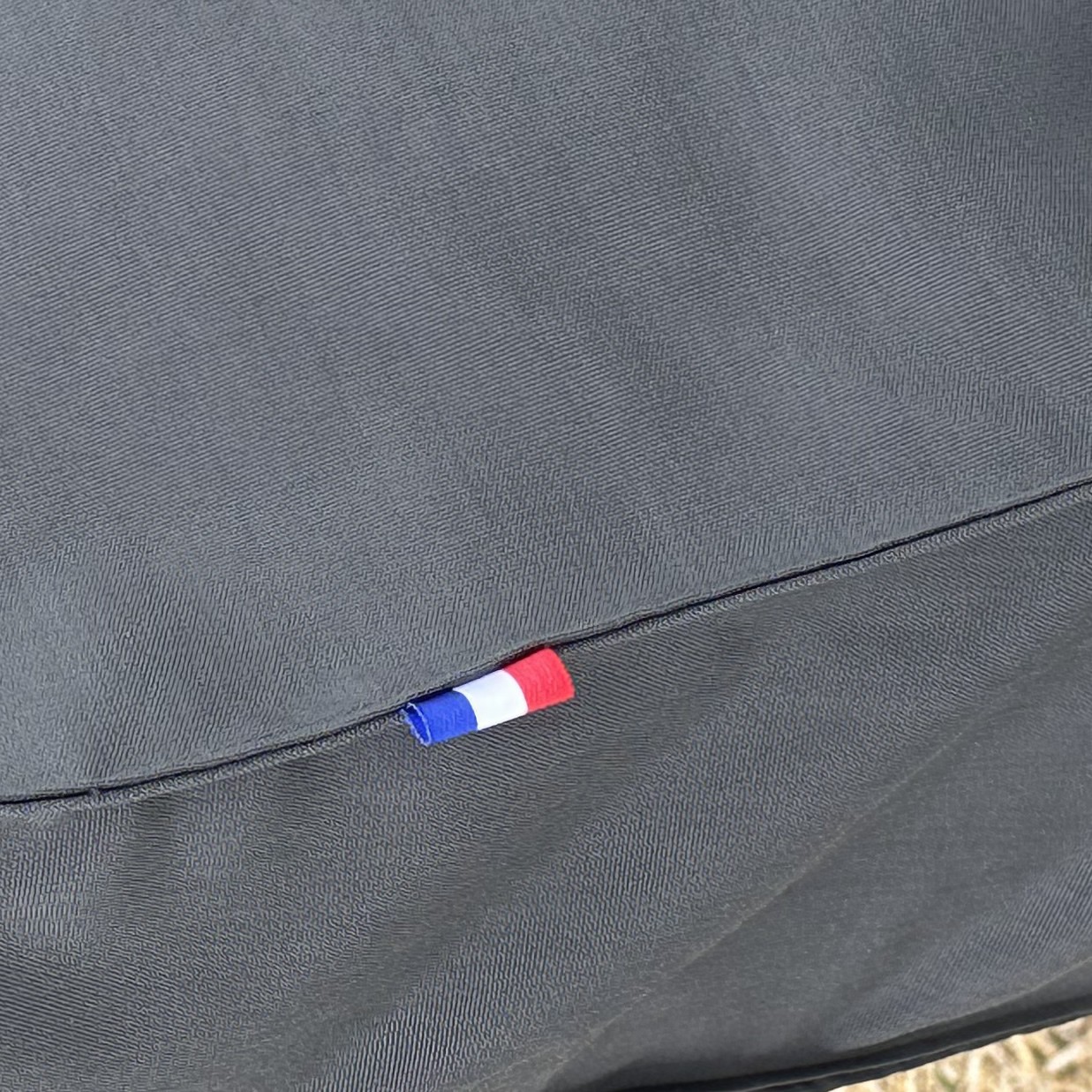 Zoom sur le drapeau français cousu sur le Transat